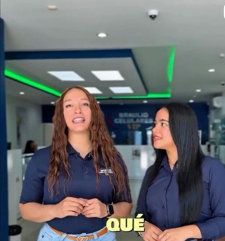 Dos colaboradoras conversando dentro de la tienda