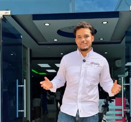 Colaborador dando la bienvenida en la entrada de la tienda