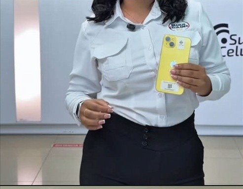 Colaboradora mostrando un iPhone amarillo