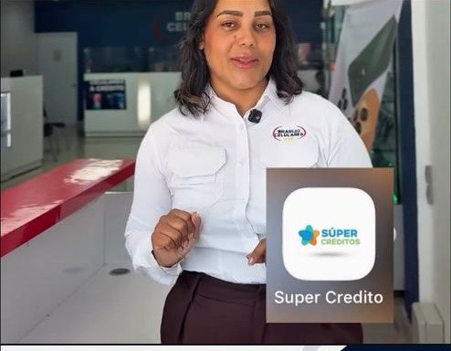 Colaboradora presentando el crédito de la tienda