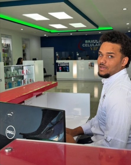 Asesor de Braulio Celulares atendiendo en el mostrador de la tienda